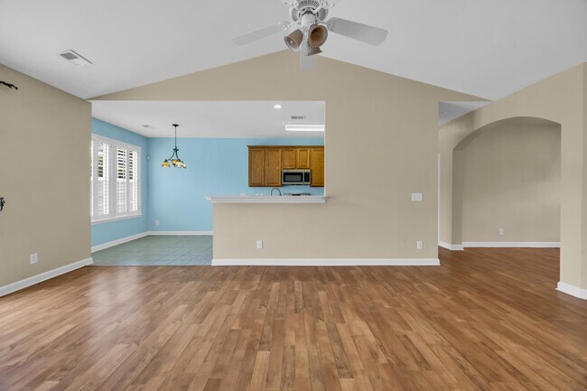 Building Photo - 101 Zinnia Dr