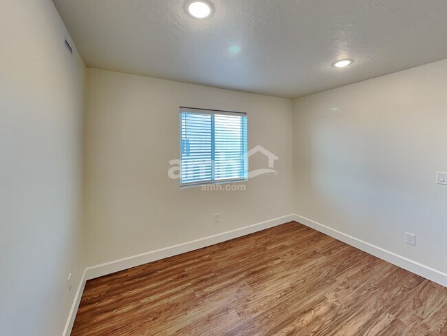 Building Photo - 251 N Dry Crk Rd