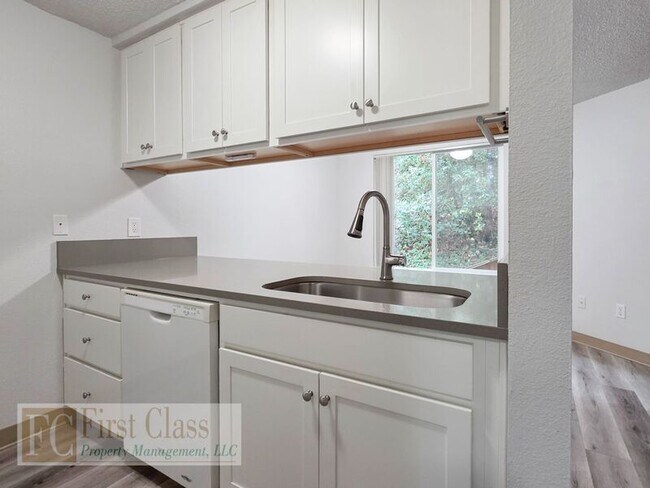 Building Photo - 3648 SW Beaverton Hillsdale Hwy