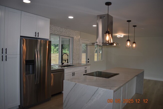 Building Photo - 4 bedroom / 3 bath / Beautifully Updated