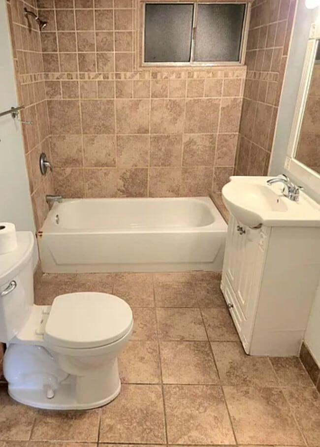 Building Photo - Beautiful 3-Bedroom Garden Apartment in th...