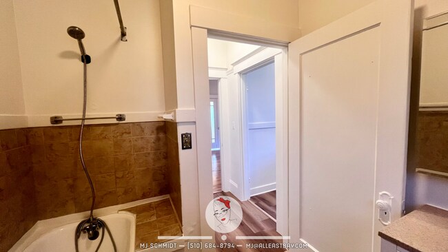 Building Photo - Lovely 1/1 walking distance to shopping, restaurants, public transportation!