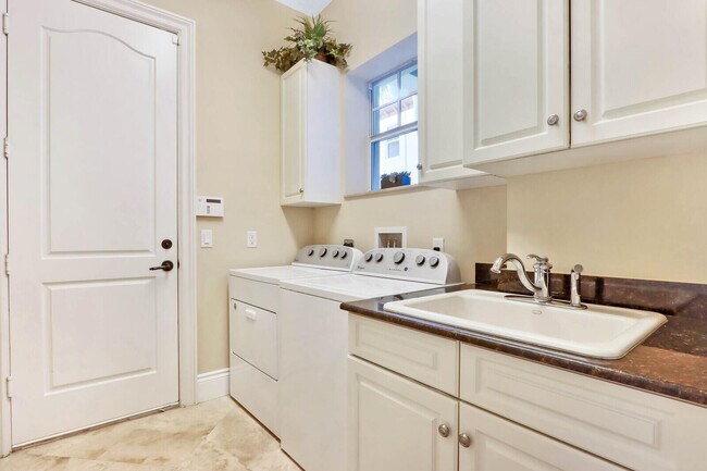 Building Photo - 124 Tulip Tree Ct