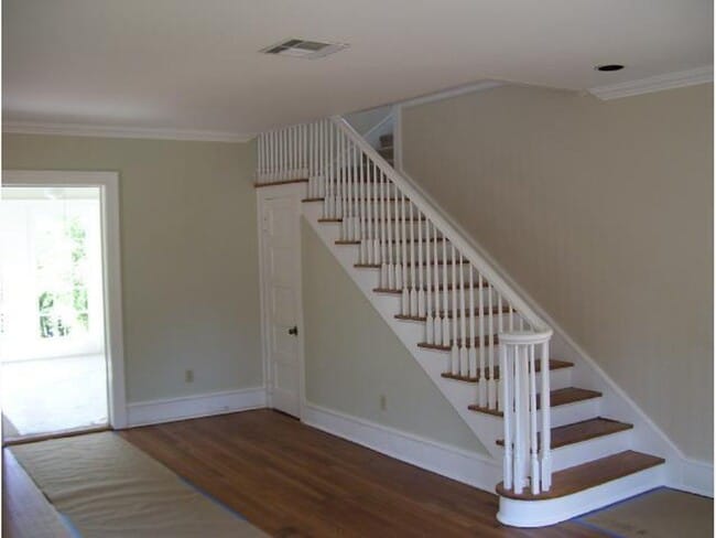 Building Photo - Large 4 Bedroom house with parking in Nort...