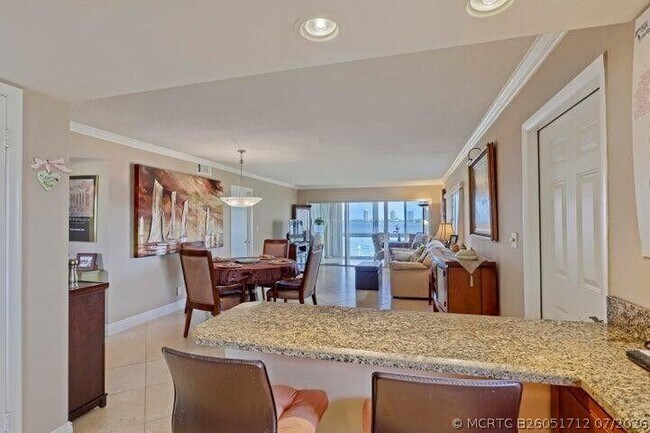 Building Photo - 501 Lake Shore Dr