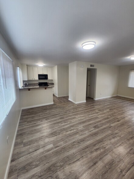Building Photo - 820 N Kathleen Ln