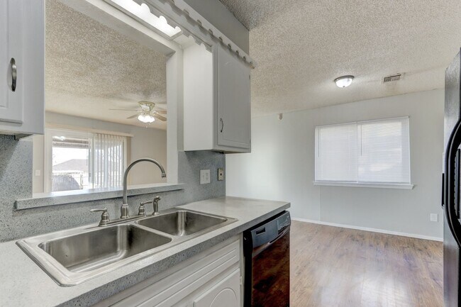 Building Photo - 4 bed house in Yukon!