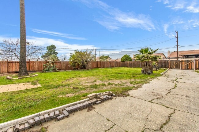 Building Photo - 14993 Yucca Ave