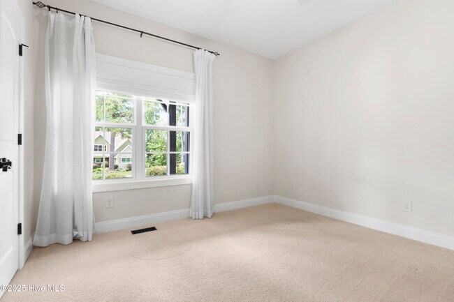 Building Photo - 585 Herons Brook Dr