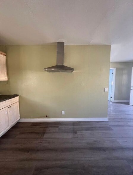 Building Photo - 539 S 5th Ave