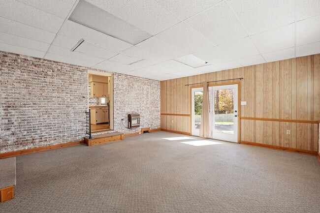 Building Photo - Charming 3 Bedrooms, 1.5 Bath Ranch Home Minutes From Lake Cooley