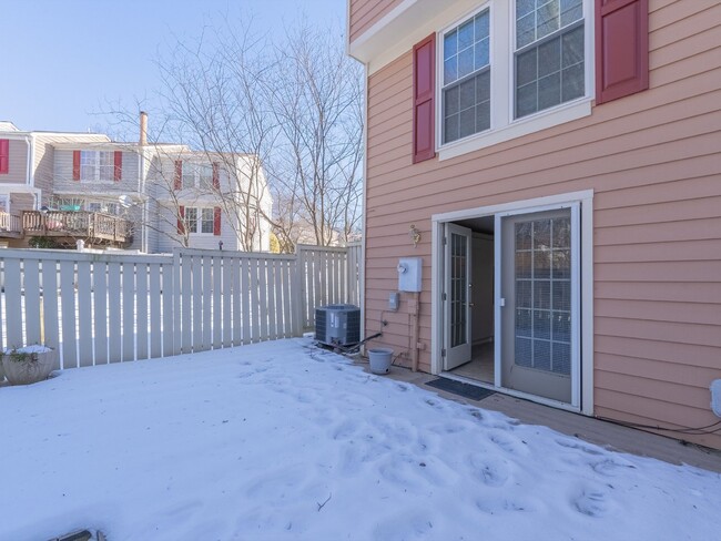 Building Photo - Charming Townhome in Reston with 2-bedroom...