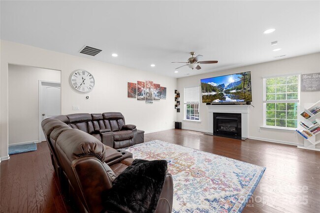 Building Photo - 5086 Waterloo Dr