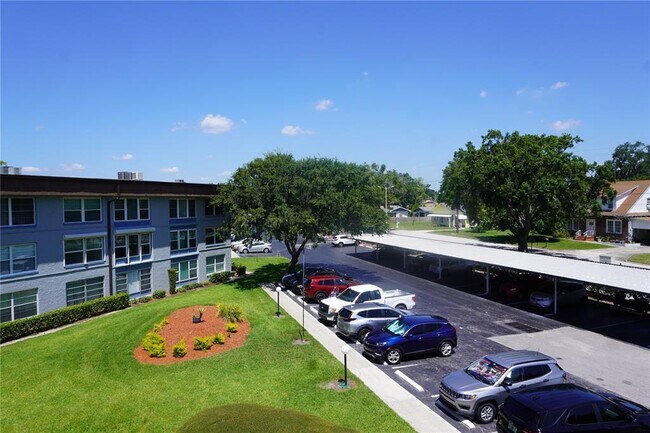 Building Photo - 333 N Lake Howard Dr