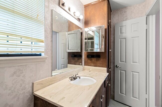 Building Photo - 9106 Sharpview Dr