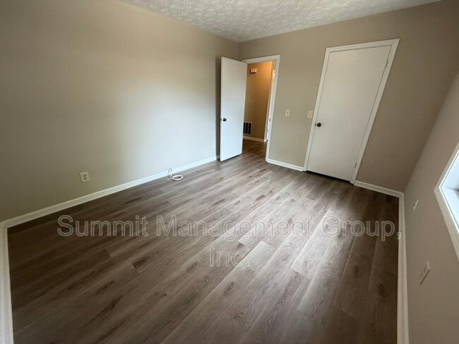 Building Photo - 1035 Eastview Rd NE