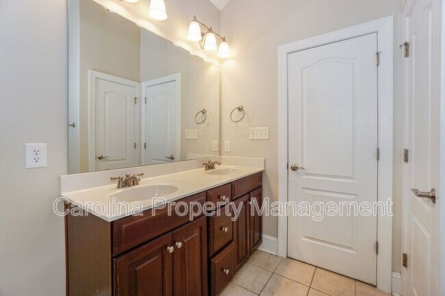 Building Photo - 181 Streamside Pl