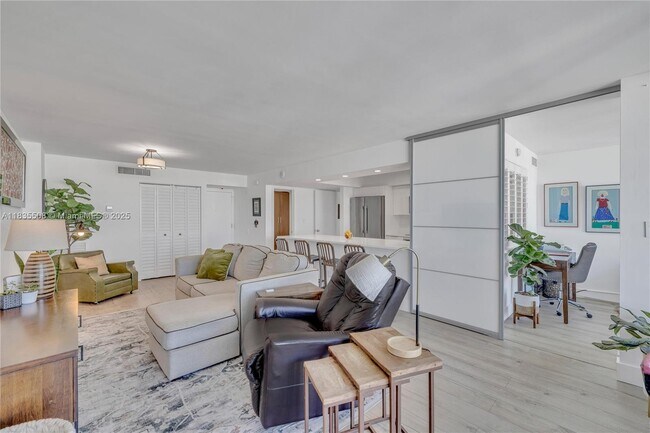 Building Photo - 2655 Collins Ave
