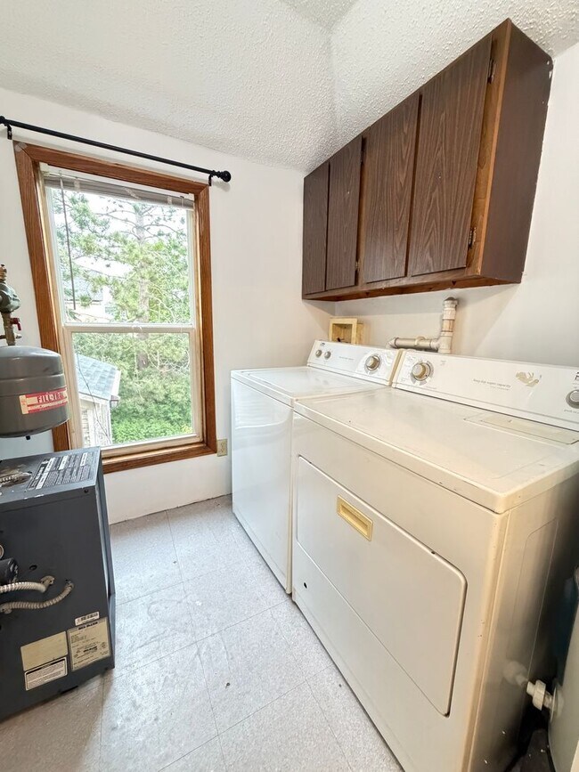 Building Photo - Upper Level 2 Bedroom Apartment - AVAILABLE TODAY
