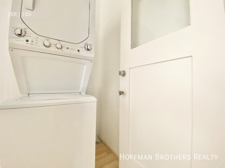 Building Photo - 400 N Ave 54