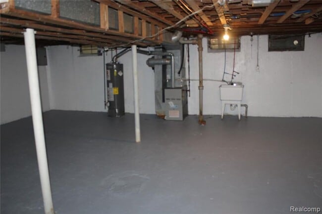 Building Photo - Updated Inkster 3 Bed / 1 Bath Home w/ Garage & Basement