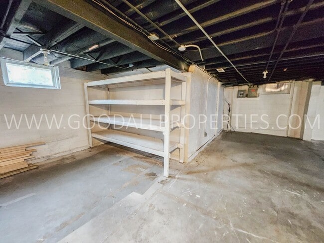 Building Photo - 4-Bedroom Home in Des Moines with Detached 2-Car Garage