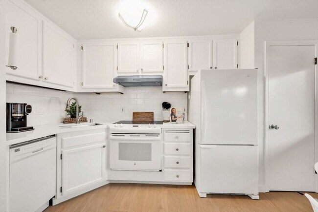 Building Photo - Darling Fully Furnished Condo Bathed in Natural Light