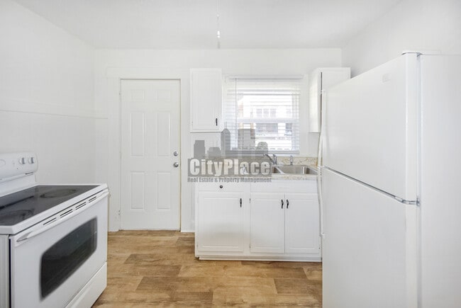 Building Photo - 810 N Gladstone Ave