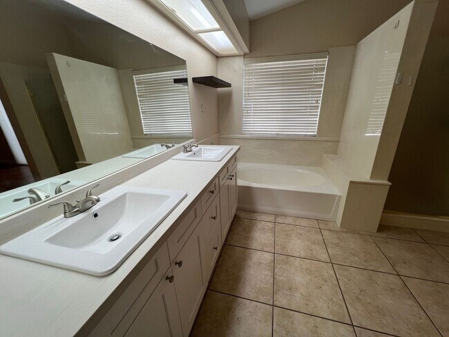 Building Photo - 9824 Cross Creek Way