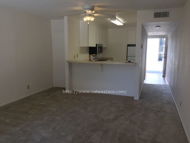Building Photo - 2 bedroom Townhouse Apartments Available