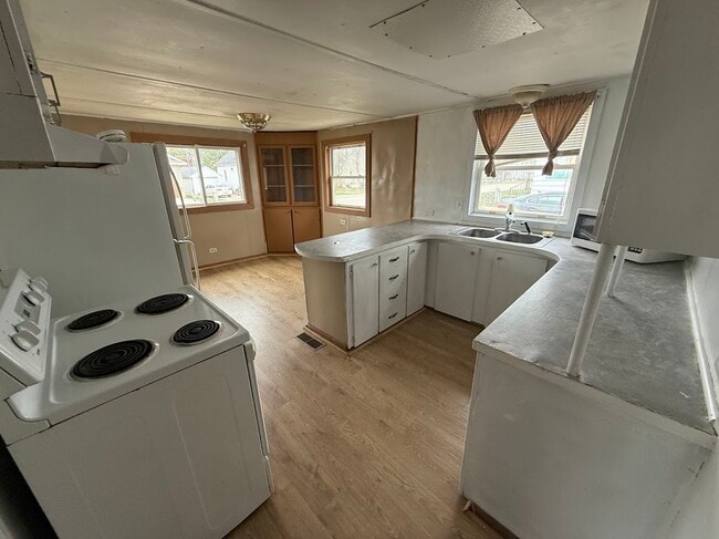 Building Photo - 477 Maple St