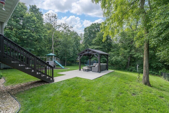 Building Photo - Stunning rambler on Tanager Road!