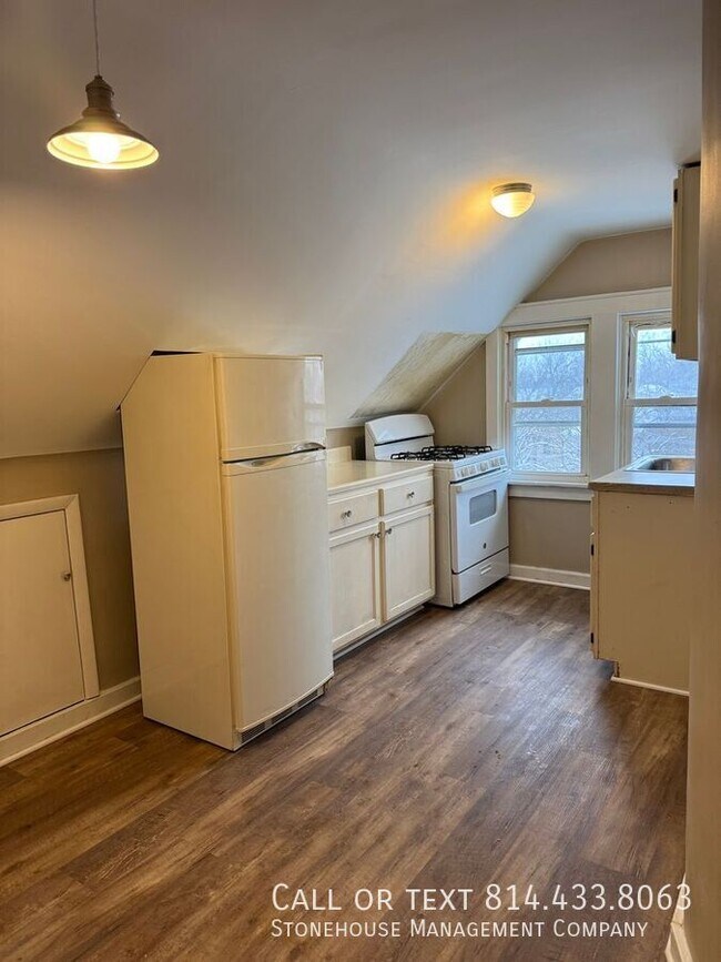 Building Photo - 422 West 10-5