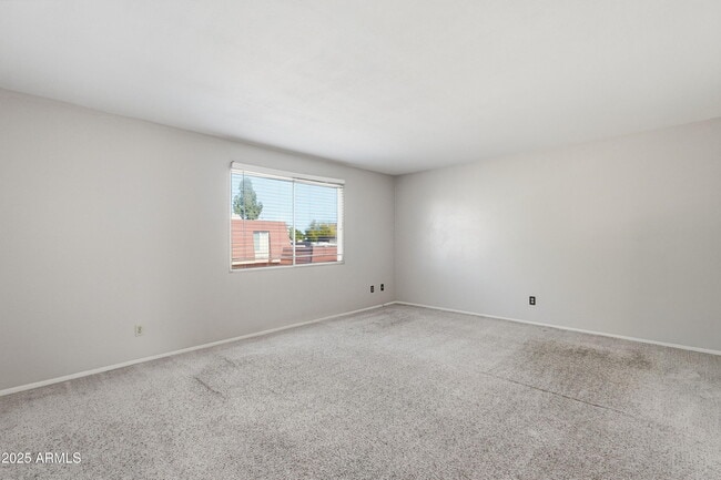 Building Photo - 1628 E Logan Dr