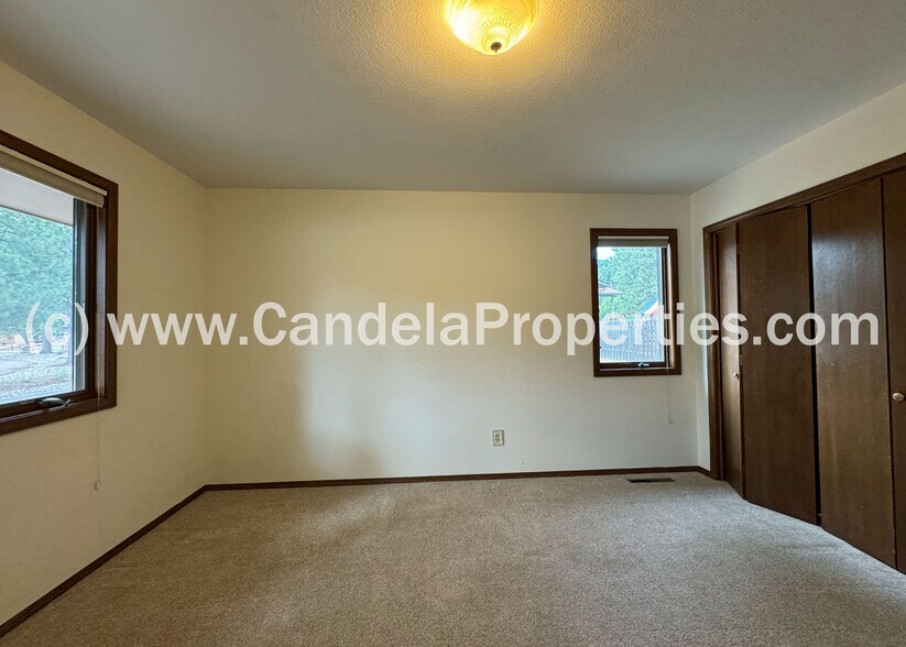 Building Photo - 2970 Shoreham Cir