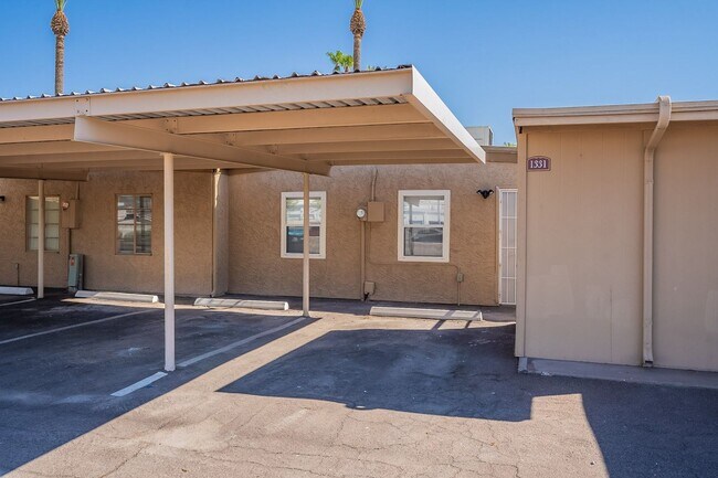 Building Photo - Updated townhome near Central Phx/Biltmore!