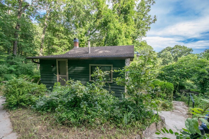 Building Photo - 340 W Huckleberry Rd