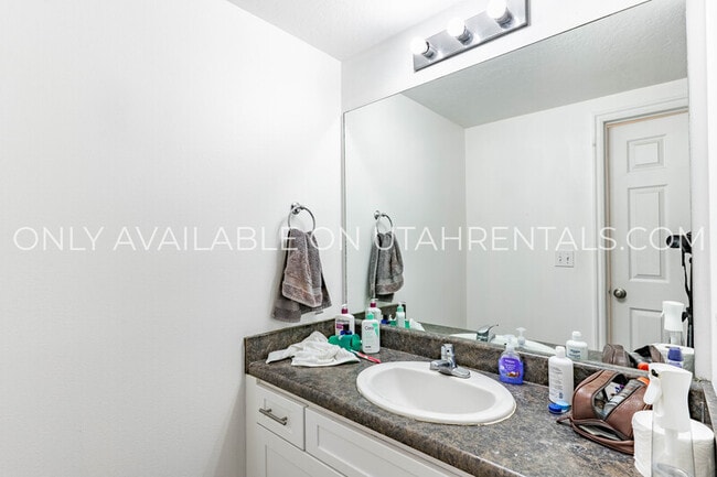 Building Photo - 898 E 700 N