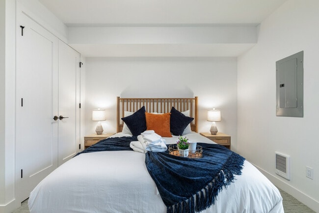 Building Photo - 129 11th Ave E