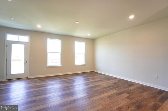 Building Photo - 4823 Lincoln Aly