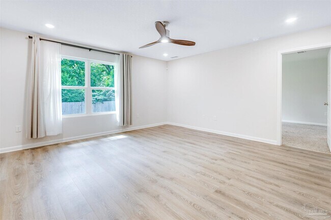 Building Photo - 975 Lovebird Ct