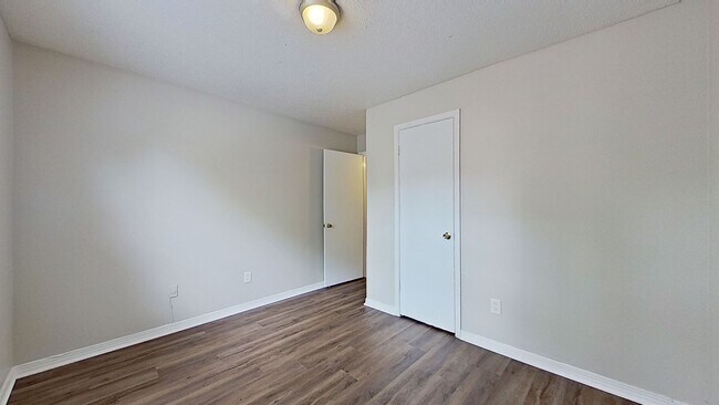 Building Photo - Desirable 2 beds/1.5 bath, first floor uni...