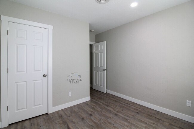 Building Photo - 308 N 12th Ave