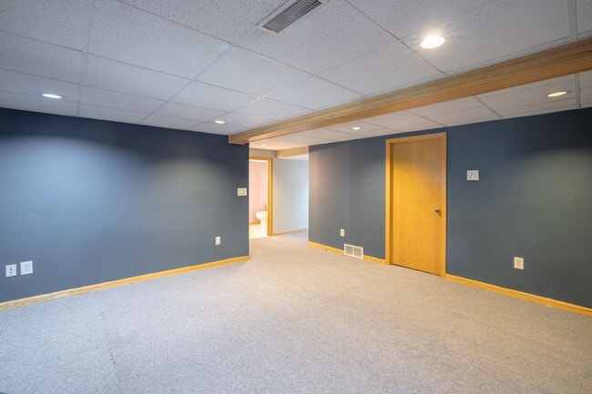 Building Photo - Large Single Family Home for Rent!
