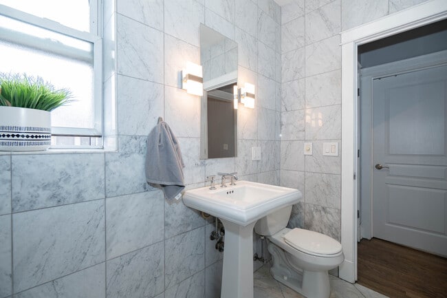 Building Photo - 536 1/2 W Cornelia Ave