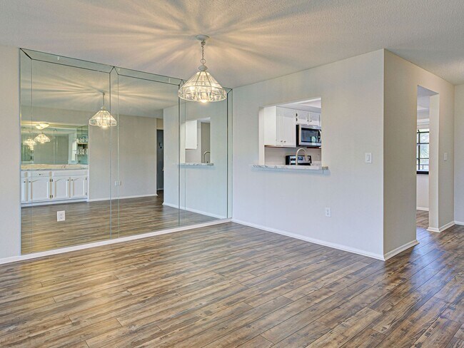 Building Photo - 2BD/2BA Mission Lakes Condo