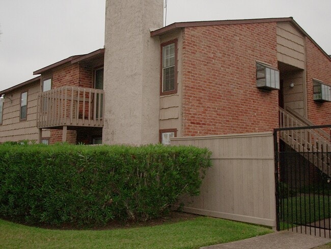 Building Photo - 9101 Country Creek St