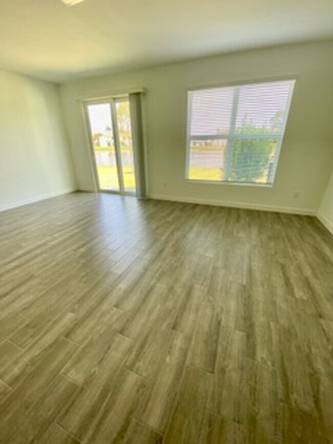 Building Photo - Brand new Townhome centrally located in La...