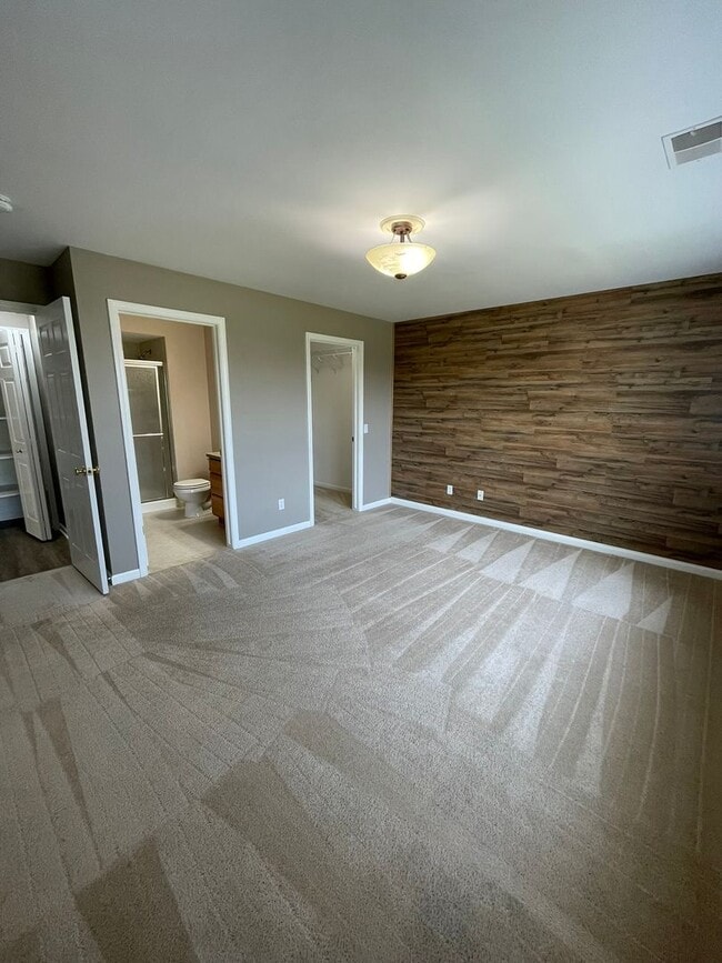 Building Photo - Bright Upper Condo with Garage | Near Shopping & Trails
