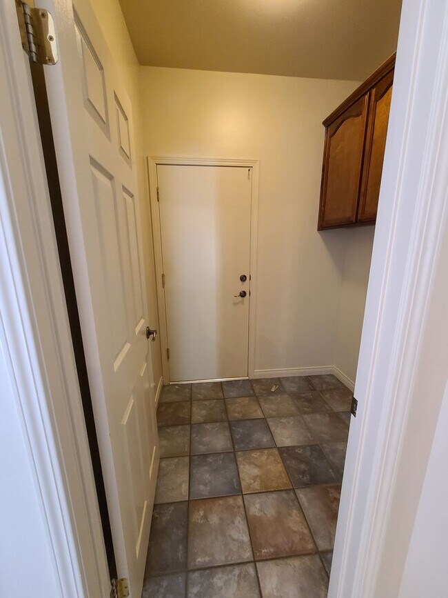 Building Photo - 4/2 bathroom located close to schools, sho...
